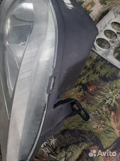 Фара правая Renault Logan