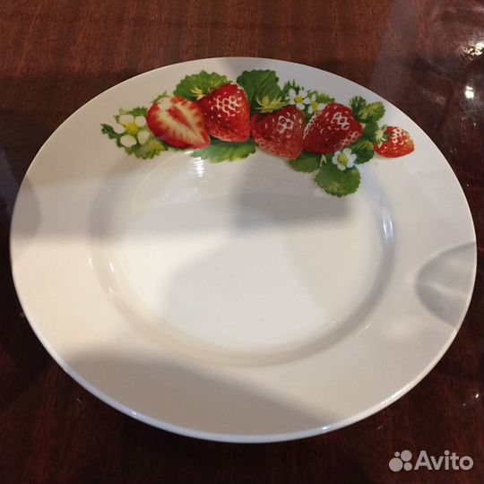 Тарелки, чайные пары, стаканчики, стопки, ножи