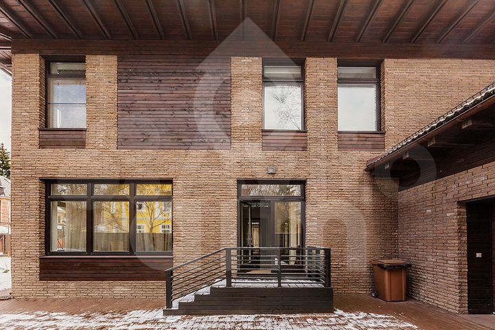 Дом 386 м² на участке 9 сот.