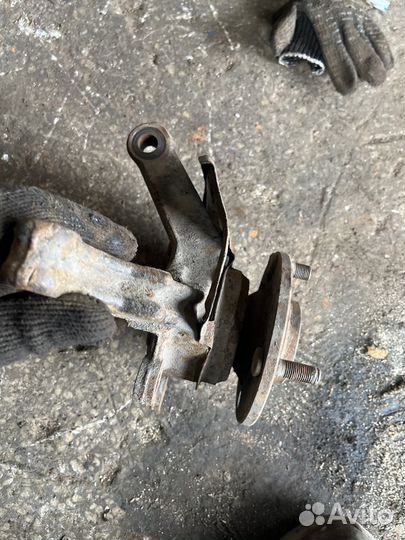 Кулак поворотный передний левый Nissan Almera