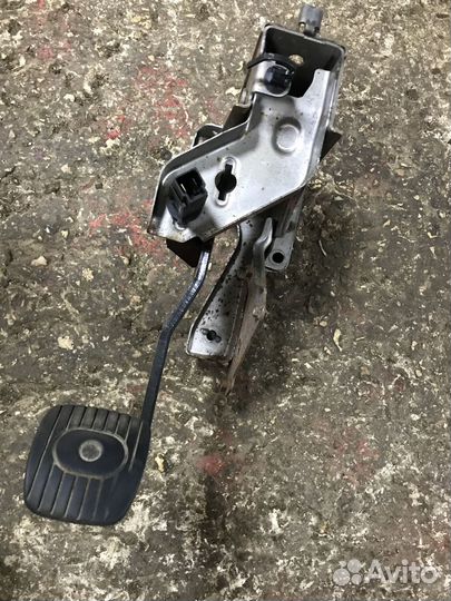 Педаль тормоза Nissan Tiida 1