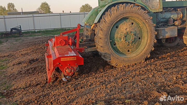 Вспашка земли трактором