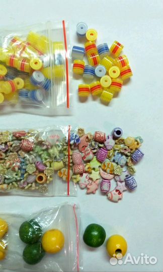 Товары для рукоделия (подвески, перья, бусины)