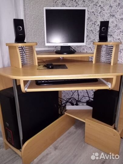 Компьютер вместе со столом
