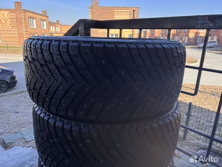 Roadmarch Winter XPro Studs 69 245/45 R18