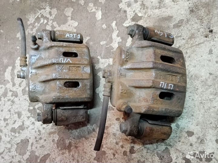 Суппорт передний левый на Мицубиси Аутлэндер 04г