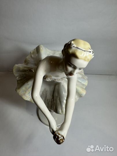 Балерина с цветком в руках