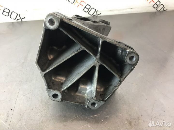 Кронштейн двигателя левый Mercedes C-Class W204