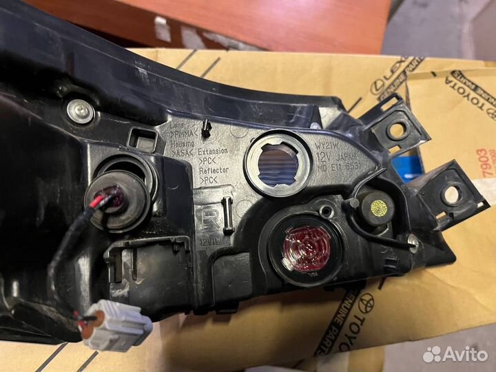 Фонарь задний правый Toyota Camry 8155133660
