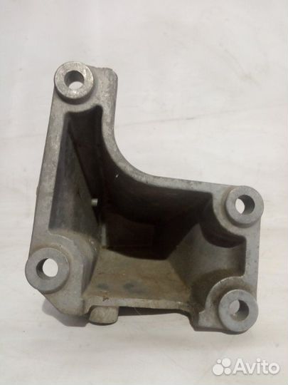 Кронштейн опоры двигателя правый Suzuki Grand