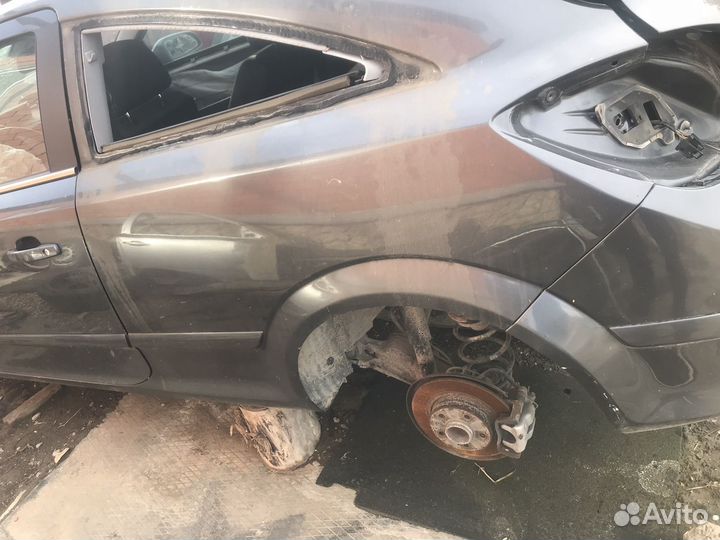 Заднее левое крыло на opel astra H gtc