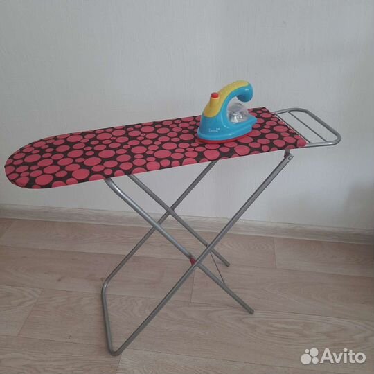 Гладильная доска и утюг