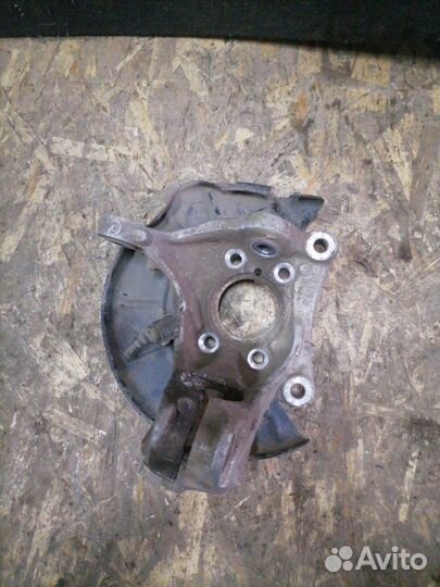 Кулак поворотный передний правый Volkswagen Passat