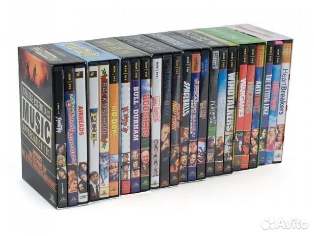 стопка DVD дисков с сериалами на столе