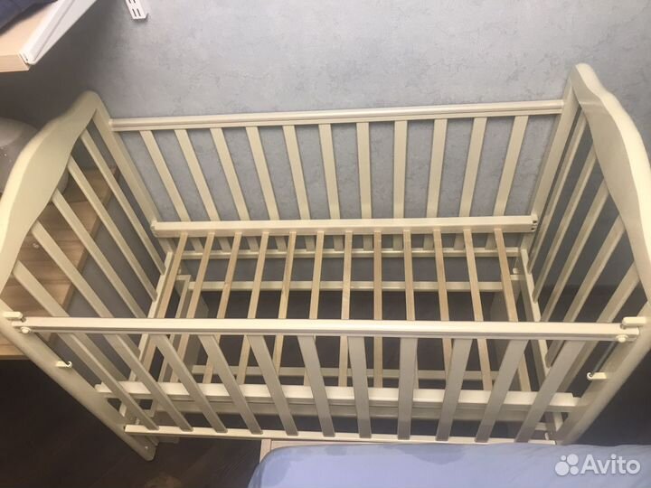 Детская кроватка с продольным маятником