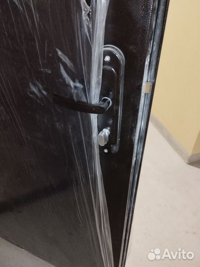 Металлическая дверь от застройщика