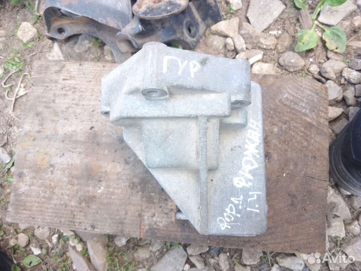 Кронштейн гур Ford Fusion