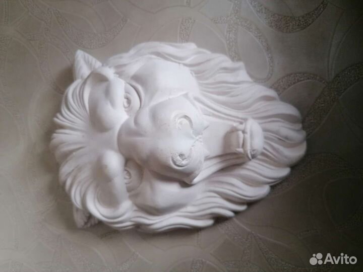 Гипсовая голова льва