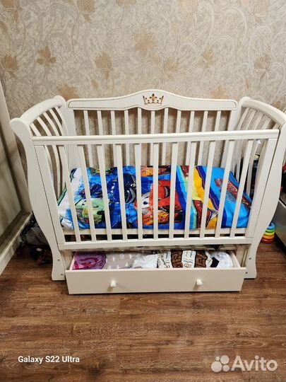 Детская кроватка с поперечным маятником