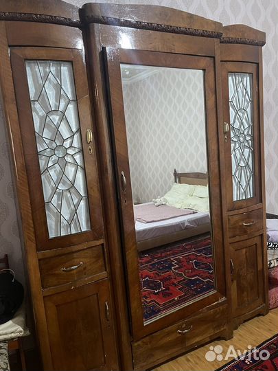 Старинный шкаф буфет