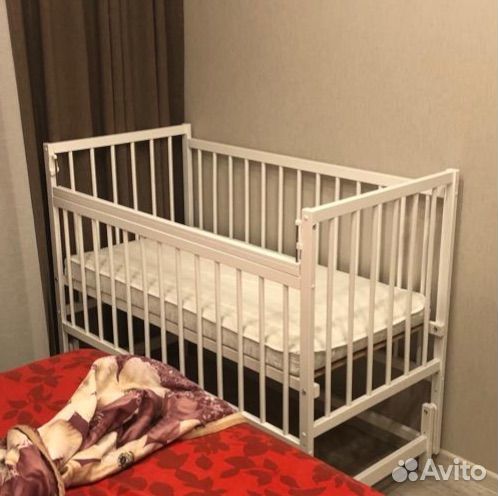 Детская кроватка с продольным маятником