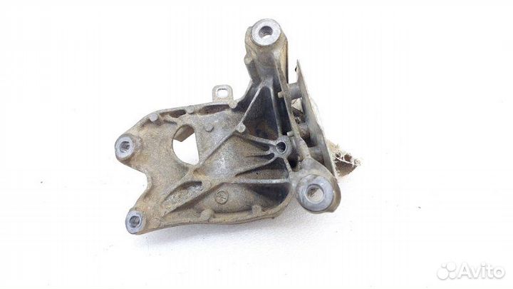 Кронштейн двигателя правый Audi Q7 4M crec 2016
