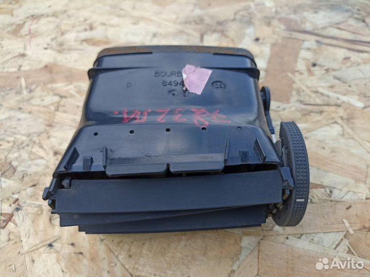 Дефлектор воздушный передний левый Toyota Avensis