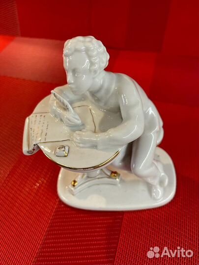 Статуэтка фарфоровая 