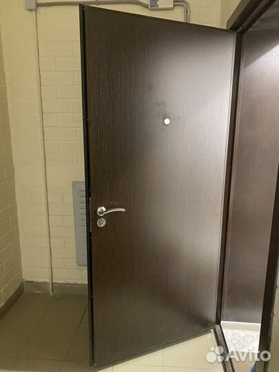 Дверь входная металлическая от застройщика