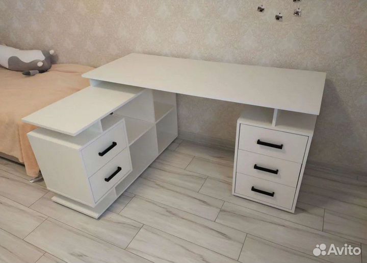 Угловой компьютерный стол белый