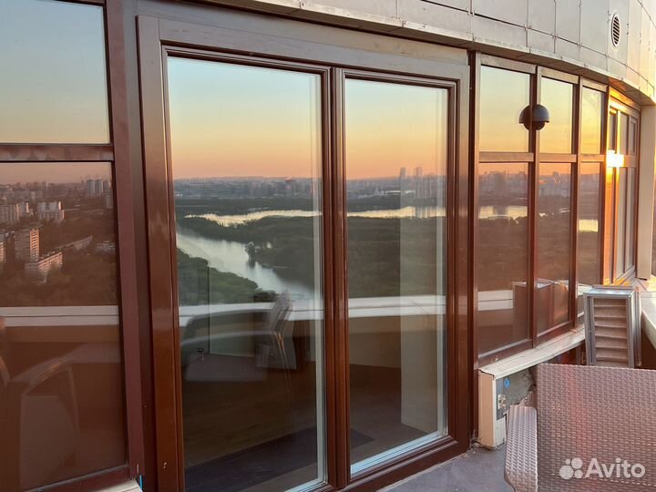 Дверь французская дуб с металлическими накладками