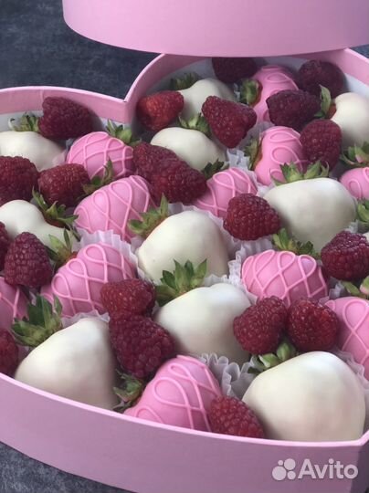 Клубника в шоколаде в коробке сердце