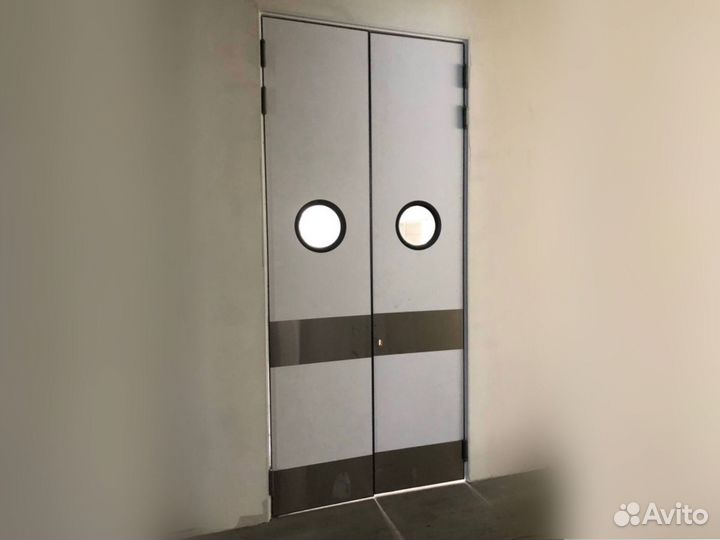 Двери маятниковые для кофейни