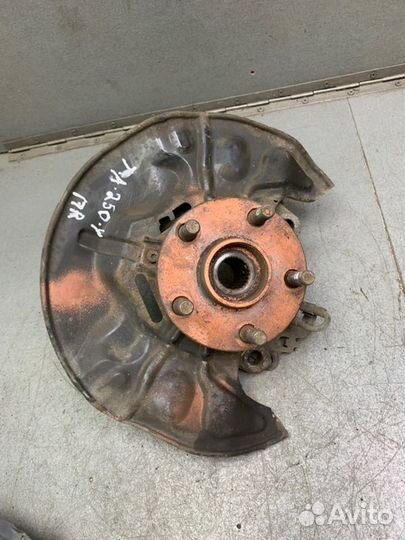 Поворотный кулак передний правый Toyota Avensis