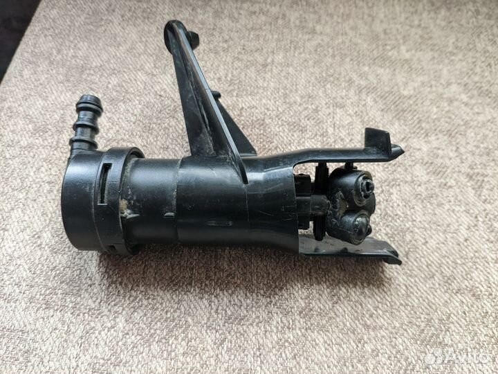 Форсунка омывателя фары левая Nissan Tiida