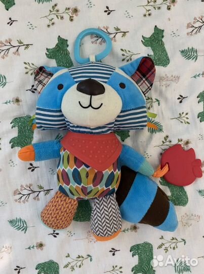 Развивающая игрушка-подвеска Skip Hop Енотик