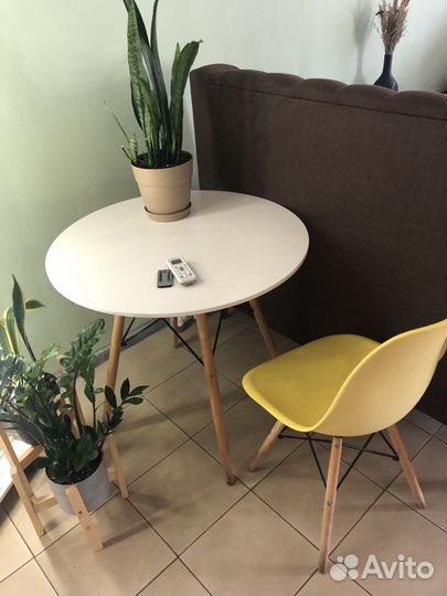 Стол eames и стулья