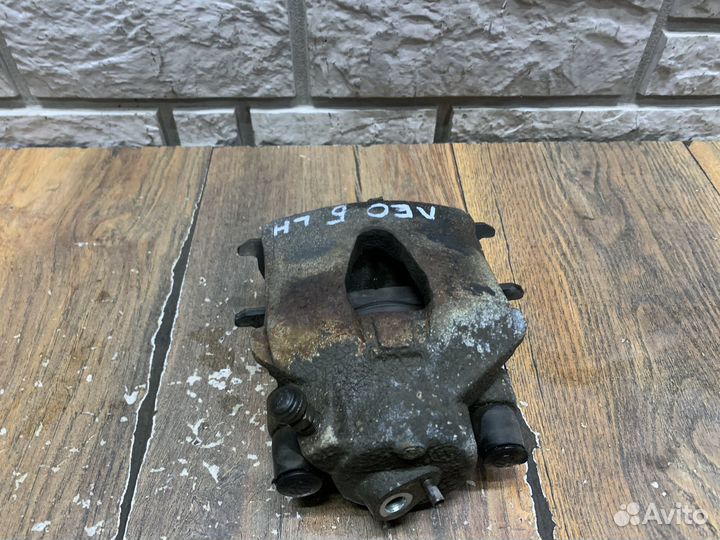 Seat Leon (1P1) Суппорт тормозной передний LH RH