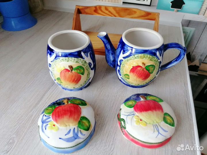 Заварочный чайник и сахарница