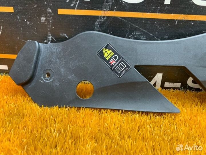 Накладка замка капота правая Mercedes-Benz C-Class