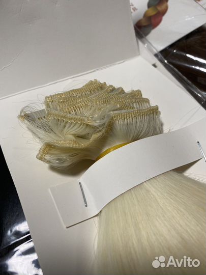 Волосы на заколках блонд