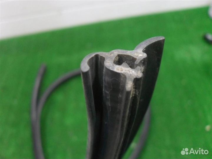 Уплотнитель двери передней правой Ford Maverick T