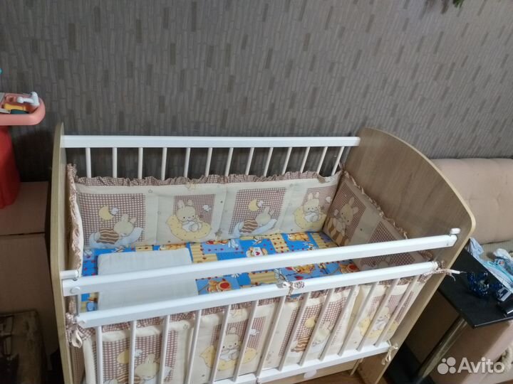 Детская кроватка с маятником и ящиком
