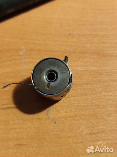 Челнок со шпулей от машинки Singer -чайка