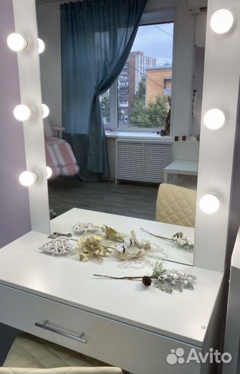 Гримерное зеркало со столом