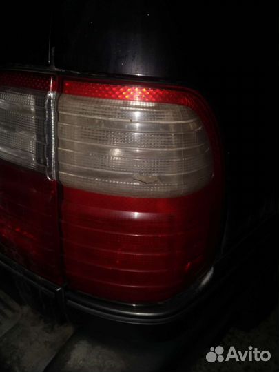 Задний правый фонарь в крыло Lexus LX470