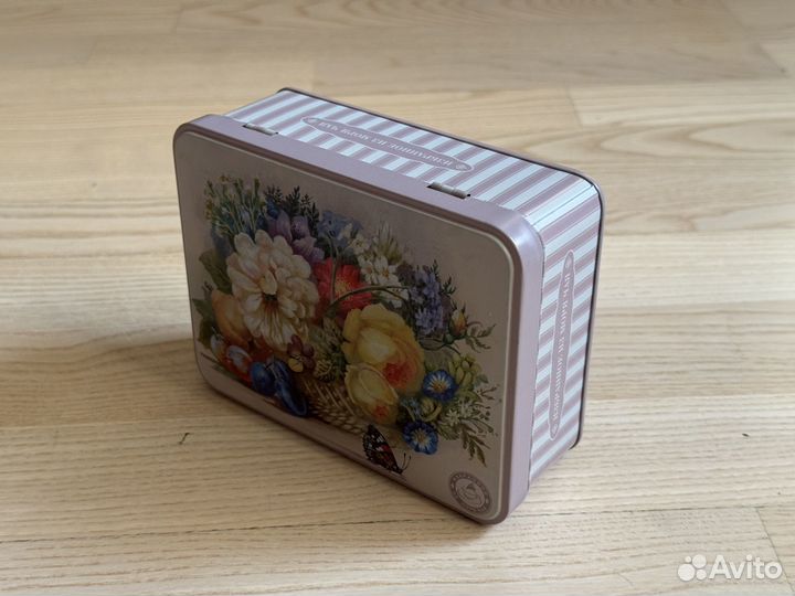 Жестяная коробка шкатулка