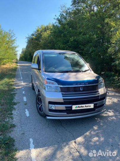 Toyota Voxy 2.0 AT, 2002, 120 000 км