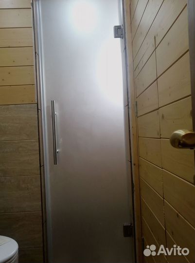 Стеклянная дверь на заказ