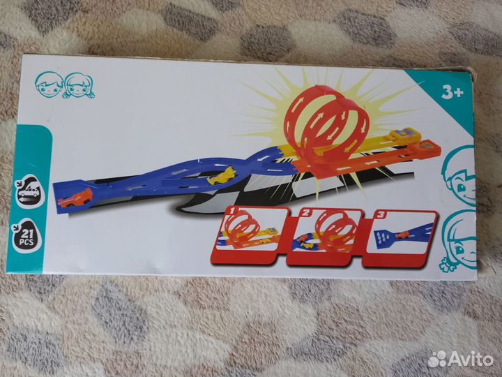 Игрушечный трек с машинками